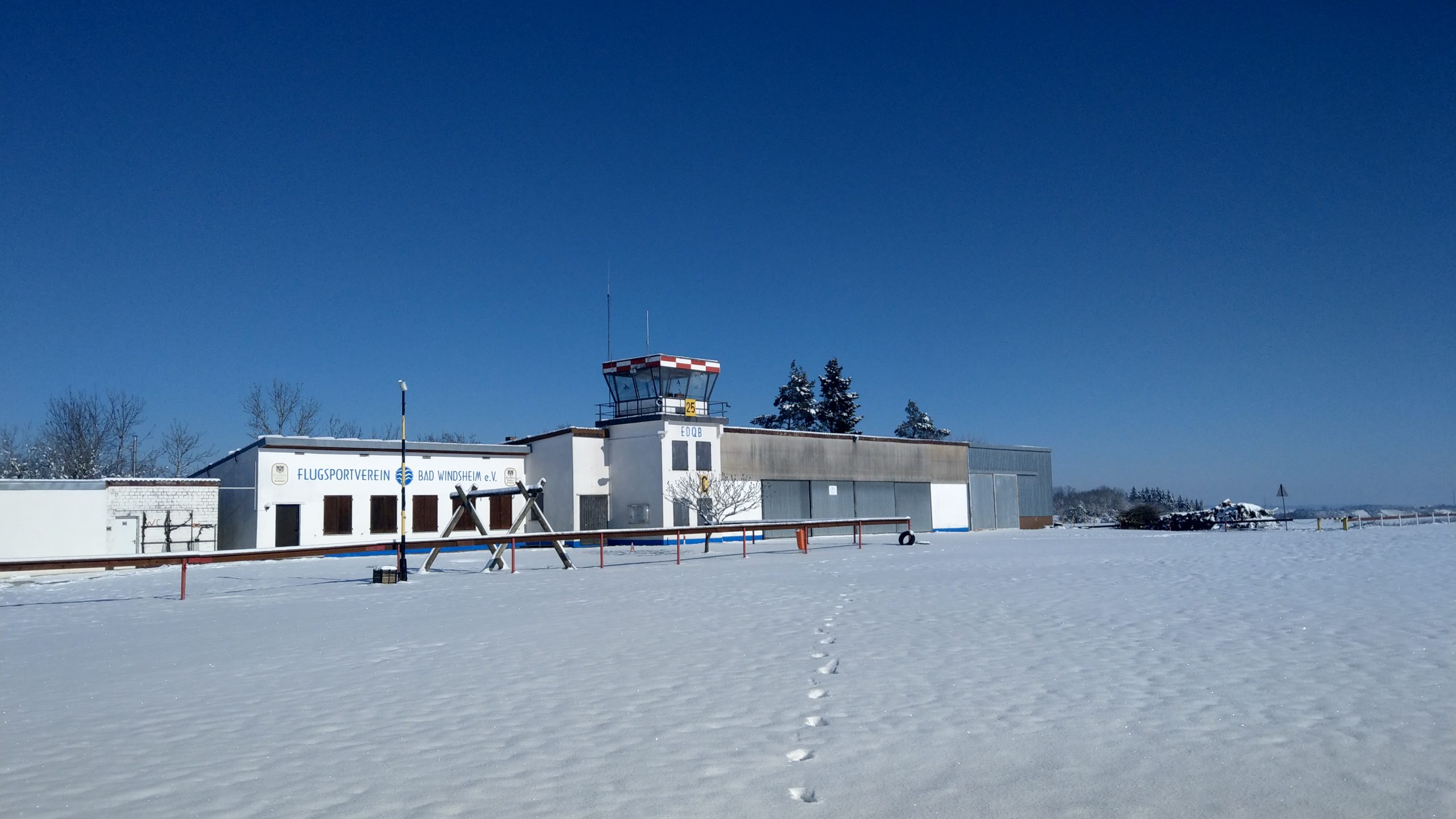 Winter am verschneiten Flugplatz